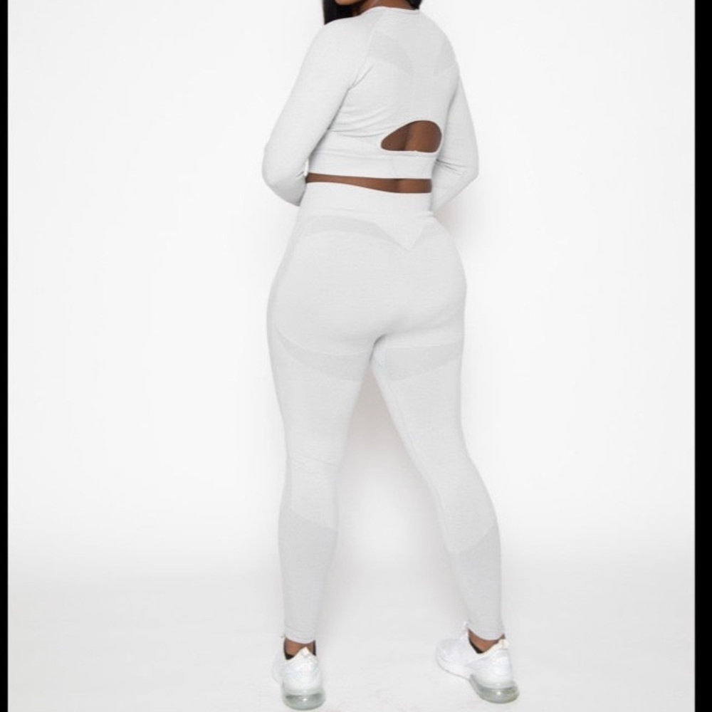 Grey two piece
 SEAMLESS THUMB HOLES CROP TOP ACTIVE SET